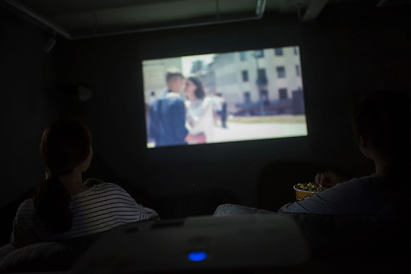 포토 JPG 우먼라이프 여자 실내 앉기 상반신 20대 성인 두명 뒷모습 친구 어둠 우정 한국인 영화 팝콘 관람 룸메이트 영화감상 프로젝터 성인여자만 국내포토 라이프스타일 뷰포인트 관계 모션 문화예술 사람 동양인 청년 내부 감상 여자만 성인만 파일형식