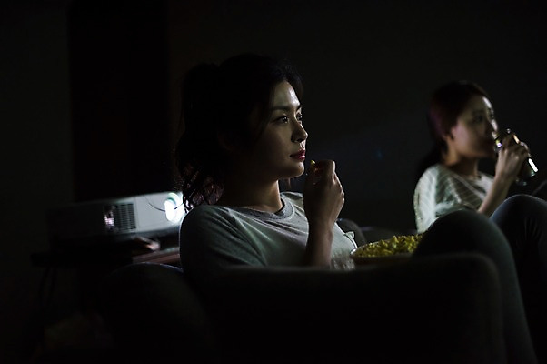 포토 JPG 우먼라이프 응시 여자 맥주 실내 앉기 상반신 20대 성인 두명 옆모습 친구 어둠 우정 한국인 먹기 영화 팝콘 관람 룸메이트 영화감상 프로젝터 성인여자만 국내포토 라이프스타일 시선 뷰포인트 관계 모션 문화예술 주류 사람 동양인 청년 내부 감상 여자만 성인만 파일형식