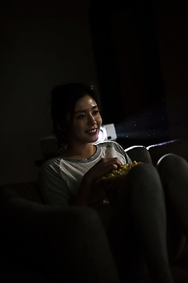 포토 JPG 우먼라이프 응시 여자 실내 한명 웃음 앉기 상반신 20대 성인 옆모습 어둠 한국인 먹기 영화 즐거움 팝콘 관람 영화감상 프로젝터 성인여자한명만 국내포토 1 라이프스타일 시선 감정 뷰포인트 모션 문화예술 표정 사람 동양인 청년 내부 감상 여자한명만 성인여자만 파일형식
