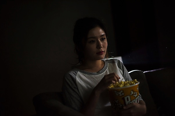 포토 JPG 우먼라이프 응시 여자 실내 한명 앉기 상반신 20대 성인 앞모습 어둠 한국인 먹기 영화 팝콘 관람 영화감상 프로젝터 성인여자한명만 국내포토 1 라이프스타일 시선 뷰포인트 모션 문화예술 사람 동양인 청년 내부 감상 여자한명만 성인여자만 파일형식