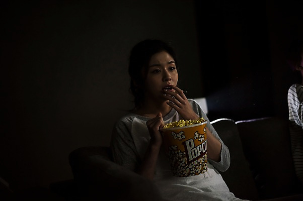 포토 JPG 우먼라이프 응시 여자 실내 한명 앉기 상반신 20대 성인 앞모습 어둠 놀람 한국인 먹기 영화 팝콘 관람 영화감상 프로젝터 성인여자한명만 국내포토 1 라이프스타일 시선 감정 뷰포인트 모션 문화예술 표정 사람 동양인 청년 내부 감상 여자한명만 성인여자만 파일형식