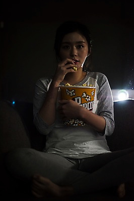 포토 JPG 우먼라이프 여자 실내 한명 들기 앉기 상반신 20대 성인 앞모습 어둠 한국인 먹기 영화 팝콘 관람 영화감상 프로젝터 성인여자한명만 국내포토 1 라이프스타일 뷰포인트 모션 문화예술 사람 동양인 청년 내부 감상 여자한명만 성인여자만 파일형식