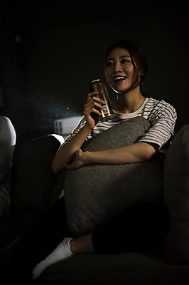 포토 JPG 전신 우먼라이프 응시 여자 맥주 실내 한명 웃음 들기 앉기 20대 성인 앞모습 어둠 한국인 영화 관람 영화감상 프로젝터 성인여자한명만 국내포토 1 라이프스타일 시선 뷰포인트 모션 문화예술 주류 표정 사람 동양인 청년 내부 감상 여자한명만 성인여자만 파일형식