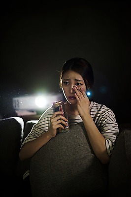 포토 JPG 우먼라이프 응시 여자 맥주 실내 한명 들기 앉기 상반신 20대 성인 앞모습 어둠 한국인 슬픔 영화 눈물 관람 영화감상 프로젝터 성인여자한명만 국내포토 1 라이프스타일 시선 감정 뷰포인트 모션 문화예술 주류 사람 동양인 청년 내부 감상 여자한명만 성인여자만 파일형식