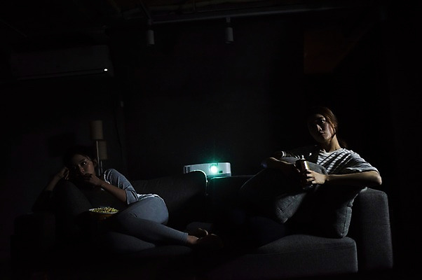 포토 JPG 우먼라이프 응시 여자 실내 앉기 상반신 20대 성인 두명 앞모습 친구 눕기 기댐 어둠 우정 한국인 먹기 영화 팝콘 관람 룸메이트 영화감상 프로젝터 성인여자만 국내포토 라이프스타일 시선 뷰포인트 관계 모션 문화예술 사람 동양인 청년 내부 감상 여자만 성인만 파일형식