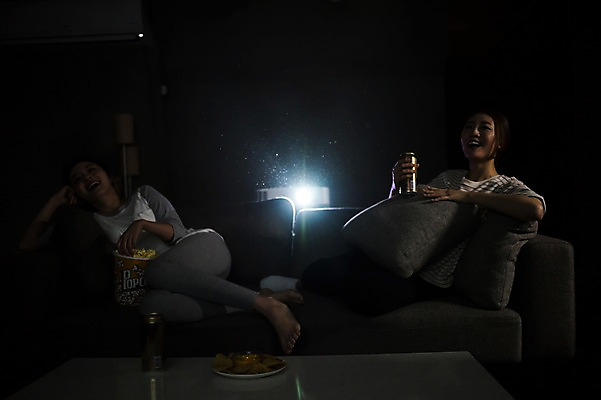 포토 JPG 전신 우먼라이프 응시 여자 맥주 실내 웃음 들기 앉기 20대 성인 두명 앞모습 친구 눕기 기댐 어둠 우정 한국인 먹기 영화 즐거움 팝콘 관람 룸메이트 영화감상 프로젝터 성인여자만 국내포토 라이프스타일 시선 감정 뷰포인트 관계 모션 문화예술 주류 표정 사람 동양인 청년 내부 감상 여자만 성인만 파일형식