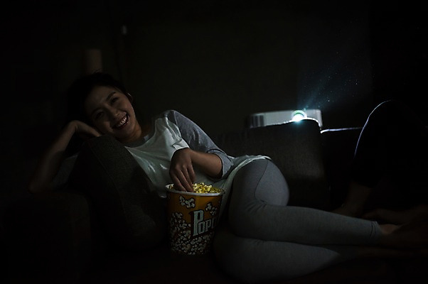 포토 JPG 우먼라이프 응시 여자 실내 한명 웃음 상반신 20대 성인 앞모습 눕기 기댐 어둠 한국인 영화 팝콘 관람 영화감상 프로젝터 성인여자한명만 국내포토 1 라이프스타일 시선 뷰포인트 모션 문화예술 표정 사람 동양인 청년 내부 감상 여자한명만 성인여자만 파일형식