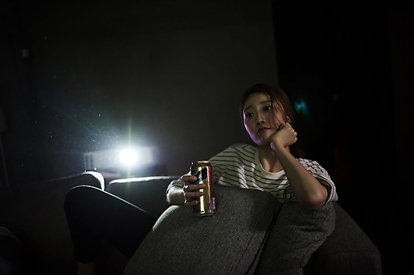 포토 JPG 우먼라이프 응시 여자 맥주 실내 한명 들기 앉기 상반신 20대 성인 앞모습 기댐 어둠 턱괴기 한국인 영화 관람 영화감상 프로젝터 성인여자한명만 국내포토 1 라이프스타일 시선 뷰포인트 모션 문화예술 주류 사람 동양인 청년 내부 감상 여자한명만 성인여자만 파일형식