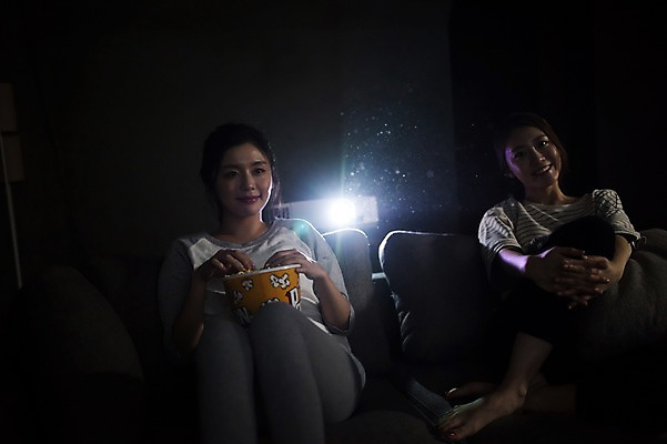 포토 JPG 우먼라이프 응시 여자 실내 웃음 들기 앉기 상반신 20대 성인 두명 앞모습 친구 어둠 우정 한국인 영화 즐거움 팝콘 관람 룸메이트 영화감상 프로젝터 성인여자만 국내포토 라이프스타일 시선 감정 뷰포인트 관계 모션 문화예술 표정 사람 동양인 청년 내부 감상 여자만 성인만 파일형식