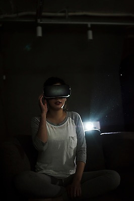 포토 JPG 우먼라이프 여자 실내 한명 앉기 상반신 20대 성인 앞모습 어둠 한국인 영화 관람 영화감상 프로젝터 가상현실 성인여자한명만 오큘러스 VR기기 국내포토 1 라이프스타일 뷰포인트 모션 문화예술 사람 동양인 청년 내부 기계 감상 여자한명만 성인여자만 파일형식