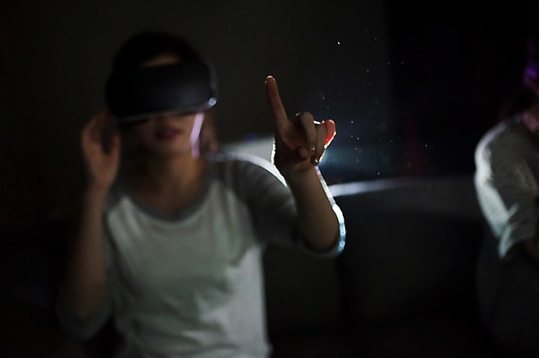 포토 JPG 우먼라이프 여자 실내 한명 앉기 손짓 상반신 20대 성인 앞모습 어둠 한국인 가리킴 영화 즐거움 관람 영화감상 프로젝터 가상현실 성인여자한명만 오큘러스 VR기기 국내포토 1 라이프스타일 감정 뷰포인트 모션 문화예술 사람 동양인 청년 내부 기계 감상 여자한명만 성인여자만 파일형식