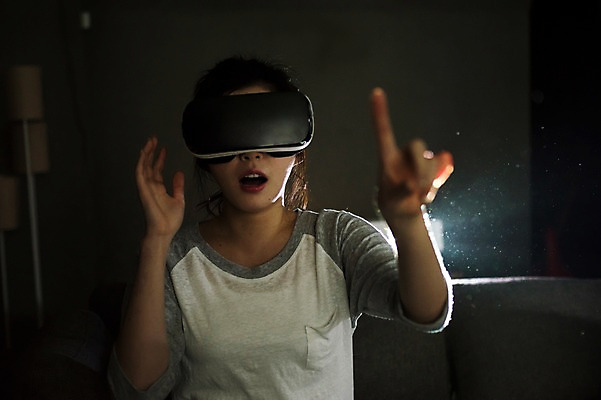 포토 JPG 우먼라이프 여자 실내 한명 앉기 상반신 20대 성인 앞모습 어둠 놀람 한국인 영화 관람 영화감상 프로젝터 가상현실 성인여자한명만 오큘러스 VR기기 국내포토 1 라이프스타일 감정 뷰포인트 모션 문화예술 표정 사람 동양인 청년 내부 기계 감상 여자한명만 성인여자만 파일형식