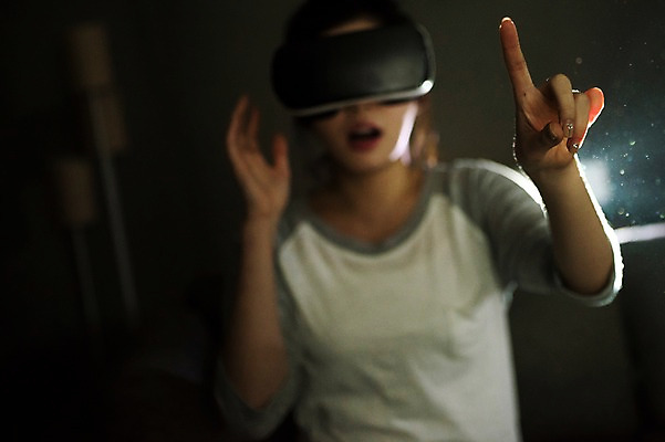 포토 JPG 우먼라이프 여자 손가락 실내 한명 앉기 손짓 상반신 20대 성인 앞모습 어둠 한국인 가리킴 영화 즐거움 관람 영화감상 프로젝터 가상현실 성인여자한명만 오큘러스 VR기기 국내포토 1 라이프스타일 손 감정 뷰포인트 모션 문화예술 사람 동양인 청년 내부 기계 감상 여자한명만 성인여자만 파일형식