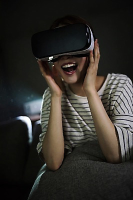 포토 JPG 우먼라이프 여자 실내 한명 웃음 앉기 손짓 상반신 20대 성인 앞모습 어둠 놀람 한국인 영화 즐거움 관람 영화감상 프로젝터 가상현실 성인여자한명만 오큘러스 VR기기 국내포토 1 라이프스타일 감정 뷰포인트 모션 문화예술 표정 사람 동양인 청년 내부 기계 감상 여자한명만 성인여자만 파일형식