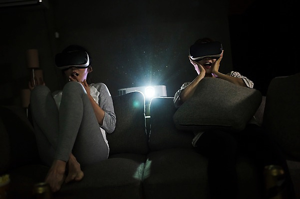 포토 JPG 전신 우먼라이프 여자 실내 앉기 상반신 20대 성인 두명 앞모습 친구 어둠 놀람 우정 한국인 영화 관람 룸메이트 영화감상 프로젝터 가상현실 성인여자만 오큘러스 VR기기 국내포토 라이프스타일 감정 뷰포인트 관계 모션 문화예술 표정 사람 동양인 청년 내부 기계 감상 여자만 성인만 파일형식 인종 생활