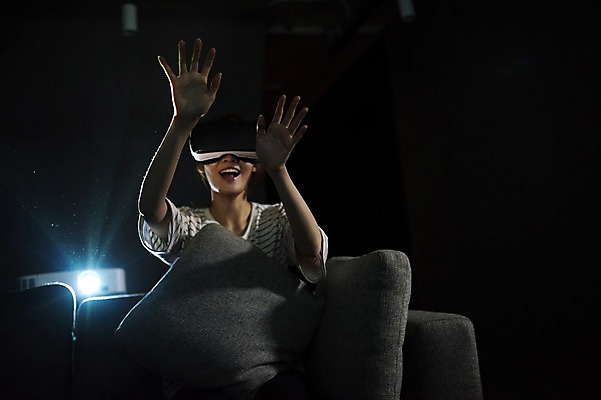 포토 JPG 우먼라이프 응시 여자 실내 한명 웃음 앉기 손짓 상반신 20대 성인 앞모습 어둠 한국인 영화 즐거움 관람 영화감상 프로젝터 가상현실 성인여자한명만 오큘러스 VR기기 국내포토 1 라이프스타일 시선 감정 뷰포인트 모션 문화예술 표정 사람 동양인 청년 내부 기계 감상 여자한명만 성인여자만 파일형식