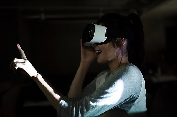 포토 JPG 우먼라이프 여자 실내 한명 웃음 앉기 상반신 20대 성인 옆모습 어둠 한국인 가리킴 영화 관람 영화감상 프로젝터 가상현실 성인여자한명만 오큘러스 VR기기 국내포토 1 라이프스타일 뷰포인트 모션 문화예술 표정 사람 동양인 손짓 청년 내부 기계 감상 여자한명만 성인여자만 파일형식