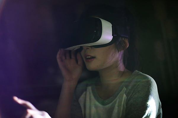 포토 JPG 우먼라이프 여자 실내 한명 앉기 상반신 20대 성인 옆모습 어둠 한국인 가리킴 영화 관람 영화감상 가상현실 성인여자한명만 오큘러스 VR기기 국내포토 1 라이프스타일 뷰포인트 모션 문화예술 사람 동양인 손짓 청년 내부 기계 감상 여자한명만 성인여자만 파일형식