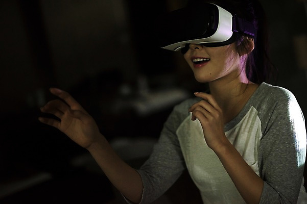 포토 JPG 우먼라이프 여자 실내 한명 웃음 앉기 손짓 상반신 20대 성인 옆모습 어둠 한국인 영화 관람 영화감상 가상현실 성인여자한명만 오큘러스 VR기기 국내포토 1 라이프스타일 뷰포인트 모션 문화예술 표정 사람 동양인 청년 내부 기계 감상 여자한명만 성인여자만 파일형식