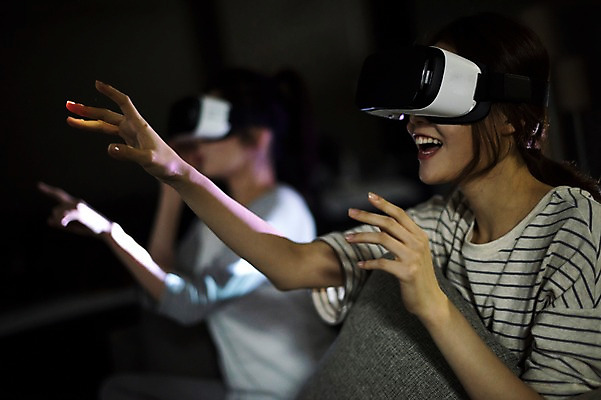 포토 JPG 우먼라이프 여자 실내 웃음 앉기 손짓 상반신 20대 성인 두명 옆모습 친구 어둠 우정 한국인 영화 관람 룸메이트 영화감상 프로젝터 가상현실 성인여자만 오큘러스 VR기기 국내포토 라이프스타일 뷰포인트 관계 모션 문화예술 표정 사람 동양인 청년 내부 기계 감상 여자만 성인만 파일형식