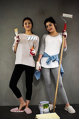 포토 JPG 전신 우먼라이프 여자 벽 실내 서기 웃음 들기 20대 성인 두명 앞모습 친구 인테리어 페인트 우정 한국인 페인트칠 페인트붓 페인트롤러 꾸미기 룸메이트 셀프 성인여자만 셀프인테리어 자급자족라이프 국내포토 라이프스타일 디자인 뷰포인트 관계 모션 페인팅 표정 사람 동양인 청년 내부 붓 여자만 성인만 파일형식