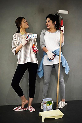 포토 JPG 전신 우먼라이프 응시 여자 벽 실내 서기 웃음 들기 20대 성인 두명 앞모습 친구 인테리어 마주보기 페인트 우정 한국인 페인트칠 페인트붓 페인트롤러 꾸미기 룸메이트 셀프 성인여자만 셀프인테리어 자급자족라이프 국내포토 라이프스타일 디자인 시선 뷰포인트 관계 모션 페인팅 표정 사람 동양인 청년 내부 붓 여자만 성인만 파일형식 인종 생활