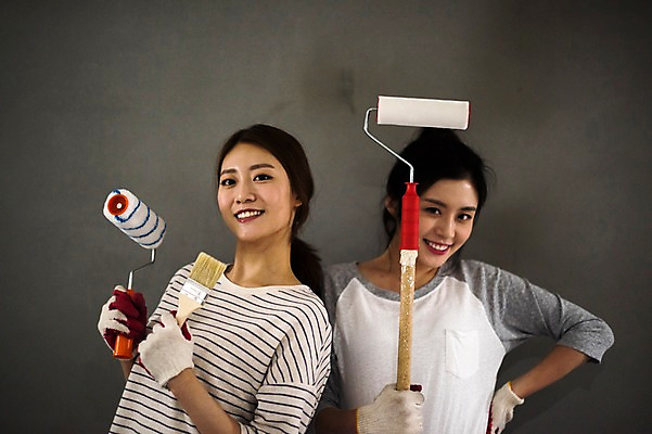 포토 JPG 우먼라이프 여자 벽 실내 서기 웃음 들기 상반신 20대 성인 두명 앞모습 친구 인테리어 페인트 우정 한국인 페인트칠 페인트붓 페인트롤러 꾸미기 룸메이트 셀프 성인여자만 셀프인테리어 자급자족라이프 국내포토 라이프스타일 디자인 뷰포인트 관계 모션 페인팅 표정 사람 동양인 청년 내부 붓 여자만 성인만 파일형식