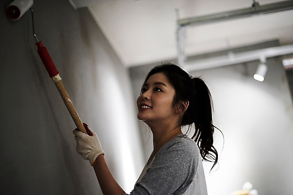 포토 JPG 우먼라이프 응시 여자 벽 실내 한명 서기 웃음 들기 상반신 20대 성인 옆모습 인테리어 페인트 한국인 페인트칠 페인트붓 페인트롤러 꾸미기 셀프 성인여자한명만 셀프인테리어 자급자족라이프 국내포토 1 라이프스타일 디자인 시선 뷰포인트 모션 페인팅 표정 사람 동양인 청년 내부 붓 여자한명만 성인여자만 파일형식