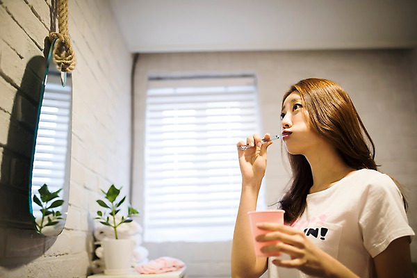 포토 JPG 우먼라이프 응시 여자 실내 한명 서기 들기 상반신 20대 성인 옆모습 한국인 양치 칫솔 화장실 양치컵 성인여자한명만 국내포토 1 라이프스타일 시선 뷰포인트 모션 사람 동양인 청년 내부 컵 위생용품 청결 여자한명만 성인여자만 파일형식