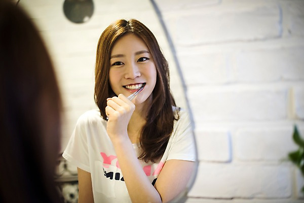 포토 JPG 우먼라이프 응시 여자 실내 한명 서기 웃음 상반신 20대 성인 앞모습 뒷모습 거울 한국인 양치 칫솔 화장실 성인여자한명만 국내포토 1 라이프스타일 시선 뷰포인트 모션 표정 사람 동양인 청년 내부 위생용품 청결 여자한명만 성인여자만 파일형식