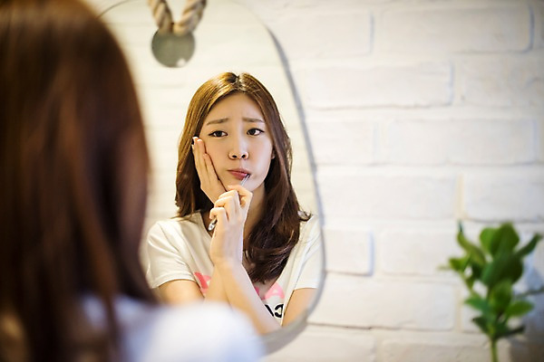 포토 JPG 우먼라이프 응시 여자 실내 한명 서기 들기 상반신 20대 성인 앞모습 뒷모습 거울 고통 한국인 양치 찡그림 칫솔 화장실 치통 성인여자한명만 국내포토 1 라이프스타일 시선 감정 뷰포인트 모션 표정 사람 동양인 청년 내부 위생용품 청결 질병 여자한명만 성인여자만 파일형식