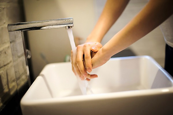 포토 JPG 우먼라이프 손 여자 실내 한명 20대 성인 옆모습 신체부위 한국인 세면대 손씻기 위생관리 성인여자한명만 코로나바이러스 국내포토 1 라이프스타일 뷰포인트 관리 사람 동양인 청년 내부 바이러스 씻기 여자한명만 성인여자만 파일형식