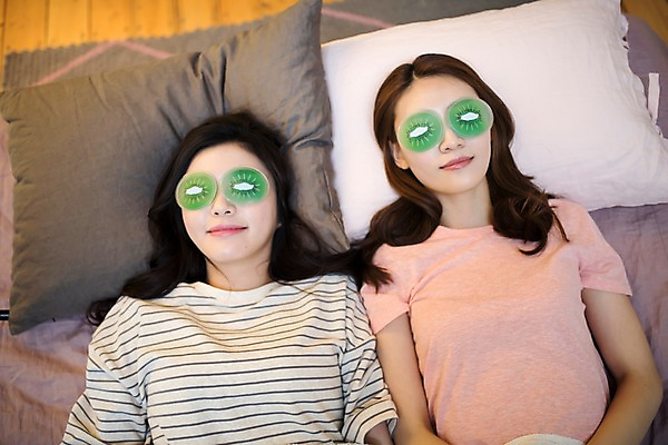 포토 JPG 우먼라이프 여자 휴식 실내 웃음 상반신 20대 성인 두명 앞모습 친구 하이앵글 눕기 뷰티 우정 한국인 침대 팩 룸메이트 아이팩 성인여자만 국내포토 라이프스타일 뷰포인트 가구 컨셉 관계 모션 표정 사람 동양인 청년 내부 화장품 여자만 성인만 파일형식