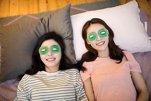 포토 JPG 우먼라이프 여자 휴식 실내 웃음 상반신 20대 성인 두명 앞모습 친구 하이앵글 눕기 뷰티 우정 한국인 침대 팩 룸메이트 아이팩 성인여자만 국내포토 라이프스타일 뷰포인트 가구 컨셉 관계 모션 표정 사람 동양인 청년 내부 화장품 여자만 성인만 파일형식