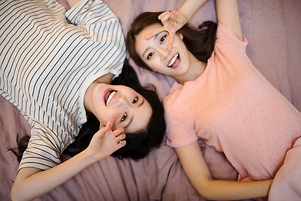 포토 JPG 우먼라이프 여자 실내 웃음 상반신 20대 성인 두명 앞모습 친구 하이앵글 눕기 우정 한국인 침대 브이 룸메이트 성인여자만 국내포토 라이프스타일 뷰포인트 가구 관계 모션 표정 사람 동양인 손짓 청년 내부 여자만 성인만 파일형식