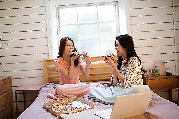 포토 JPG 우먼라이프 여자 피자 실내 웃음 들기 앉기 상반신 20대 성인 두명 앞모습 옆모습 친구 노트북 우정 한국인 침대 룸메이트 성인여자만 국내포토 라이프스타일 뷰포인트 가구 관계 모션 패스트푸드 서양음식 표정 사람 동양인 청년 내부 전자제품 여자만 성인만 파일형식 음식 생활용품 인종 생활 인스턴트 오브젝트