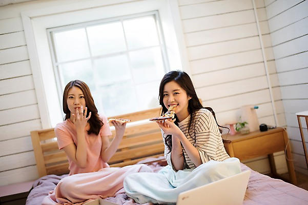 포토 JPG 우먼라이프 여자 피자 실내 웃음 앉기 상반신 20대 성인 두명 앞모습 친구 노트북 우정 한국인 침대 먹기 룸메이트 성인여자만 맛있는 국내포토 라이프스타일 뷰포인트 가구 관계 모션 패스트푸드 서양음식 표정 사람 동양인 청년 내부 전자제품 여자만 성인만 파일형식 음식 생활용품 인종 생활 인스턴트 오브젝트