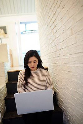 포토 JPG 우먼라이프 응시 여자 실내 한명 앉기 상반신 20대 성인 앞모습 노트북 계단 한국인 성인여자한명만 국내포토 1 라이프스타일 시선 뷰포인트 모션 사람 동양인 청년 내부 전자제품 여자한명만 성인여자만 파일형식