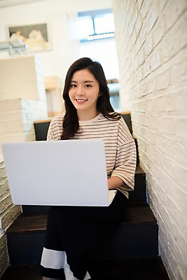 포토 JPG 우먼라이프 여자 실내 한명 웃음 앉기 상반신 20대 성인 앞모습 노트북 계단 한국인 성인여자한명만 국내포토 1 라이프스타일 뷰포인트 모션 표정 사람 동양인 청년 내부 전자제품 여자한명만 성인여자만 파일형식