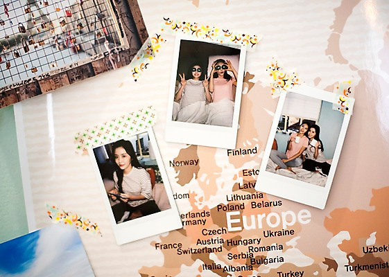 포토 JPG 우먼라이프 여자 여행 세계지도 실내 여러명 20대 성인 친구 우정 한국인 추억 폴라로이드사진 기념사진 국내포토 라이프스타일 다수 컨셉 지도 관계 사람 동양인 청년 내부 세계 폴라로이드 파일형식