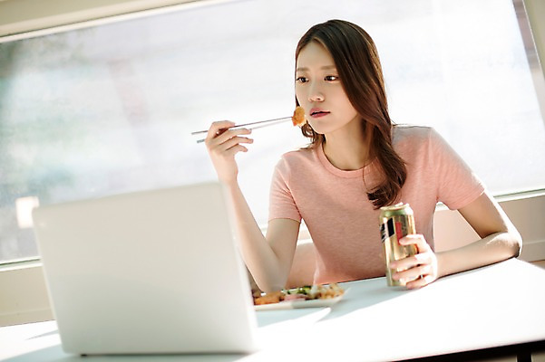 포토 JPG 우먼라이프 응시 여자 식탁 맥주 실내 한명 앉기 상반신 20대 성인 앞모습 노트북 한국인 먹기 안주 성인여자한명만 혼족 국내포토 1 라이프스타일 시선 뷰포인트 모션 탁자 주류 사람 동양인 청년 내부 전자제품 싱글라이프 여자한명만 성인여자만 파일형식