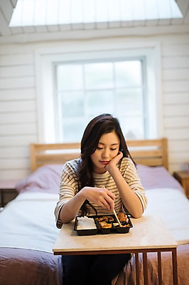 포토 JPG 우먼라이프 응시 여자 밥 실내 한명 앉기 상반신 20대 성인 앞모습 턱괴기 한국인 침대 고독 도시락 성인여자한명만 혼족 국내포토 1 라이프스타일 시선 감정 음식 뷰포인트 가구 모션 사람 동양인 청년 내부 싱글라이프 여자한명만 성인여자만 파일형식
