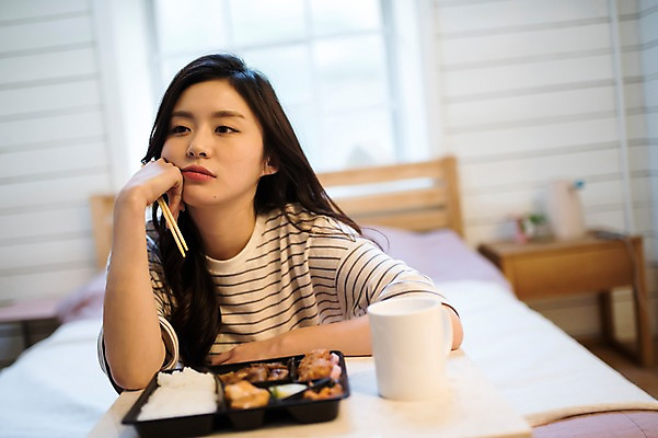 포토 JPG 우먼라이프 응시 여자 실내 한명 앉기 상반신 20대 성인 앞모습 컵 턱괴기 한국인 고독 도시락 성인여자한명만 혼족 국내포토 1 라이프스타일 식기 시선 감정 음식 뷰포인트 모션 사람 동양인 청년 내부 싱글라이프 여자한명만 성인여자만 파일형식