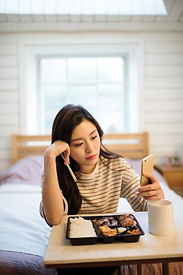 포토 JPG 우먼라이프 응시 여자 실내 한명 들기 앉기 상반신 20대 성인 앞모습 컵 스마트폰 한국인 고독 도시락 안식처 성인여자한명만 혼족 국내포토 1 라이프스타일 식기 시선 감정 음식 뷰포인트 모션 휴식 사람 동양인 청년 내부 핸드폰 스마트기기 싱글라이프 여자한명만 성인여자만 파일형식