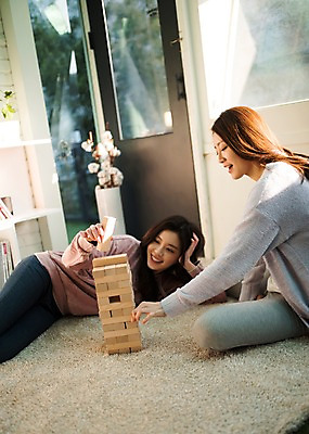 포토 JPG 우먼라이프 응시 여자 놀이 휴식 실내 웃음 앉기 상반신 20대 성인 두명 앞모습 옆모습 친구 눕기 우정 한국인 게임 즐거움 젠가 룸메이트 성인여자만 국내포토 라이프스타일 시선 감정 뷰포인트 컨셉 관계 모션 표정 사람 동양인 청년 내부 놀이용품 여자만 성인만 파일형식