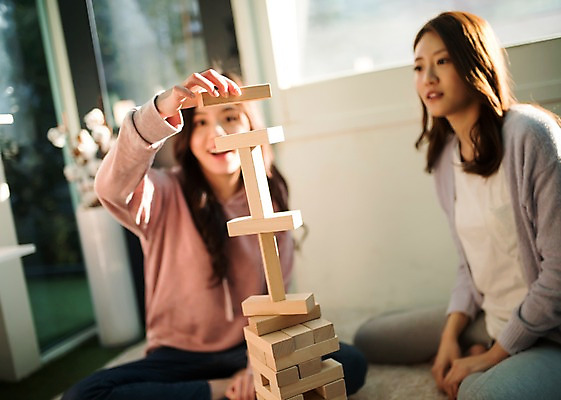 포토 JPG 우먼라이프 응시 여자 놀이 휴식 실내 앉기 상반신 20대 성인 두명 앞모습 옆모습 친구 우정 한국인 게임 즐거움 젠가 룸메이트 성인여자만 국내포토 라이프스타일 시선 감정 뷰포인트 컨셉 관계 모션 사람 동양인 청년 내부 놀이용품 여자만 성인만 파일형식