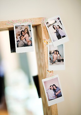 포토 JPG 우먼라이프 여자 실내 여러명 20대 성인 친구 우정 거울 한국인 추억 폴라로이드사진 기념사진 국내포토 라이프스타일 다수 컨셉 관계 사람 동양인 청년 내부 폴라로이드 파일형식