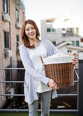 포토 JPG 주간 우먼라이프 여자 주택 한명 서기 웃음 들기 상반신 20대 성인 야외 앞모습 한국인 발코니 빨래 청소 빨래바구니 안식처 성인여자한명만 국내포토 자연요소 1 라이프스타일 뷰포인트 가사 모션 휴식 표정 사람 동양인 청년 건물 바구니 여자한명만 성인여자만 파일형식