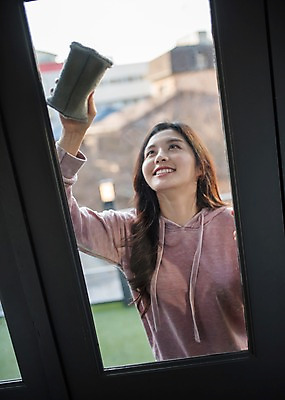포토 JPG 주간 우먼라이프 여자 창문 한명 서기 웃음 들기 상반신 20대 성인 야외 앞모습 한국인 걸레 닦기 안식처 창문닦기 성인여자한명만 국내포토 자연요소 1 라이프스타일 뷰포인트 모션 휴식 표정 사람 동양인 청년 청소도구 여자한명만 성인여자만 파일형식