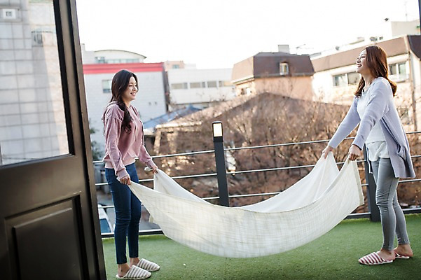 포토 JPG 주간 전신 우먼라이프 여자 서기 웃음 들기 20대 성인 야외 두명 건물 옆모습 친구 우정 이불 한국인 청소 룸메이트 성인여자만 털기 국내포토 자연요소 라이프스타일 건축물 뷰포인트 관계 침구 모션 표정 사람 동양인 청년 여자만 성인만 파일형식